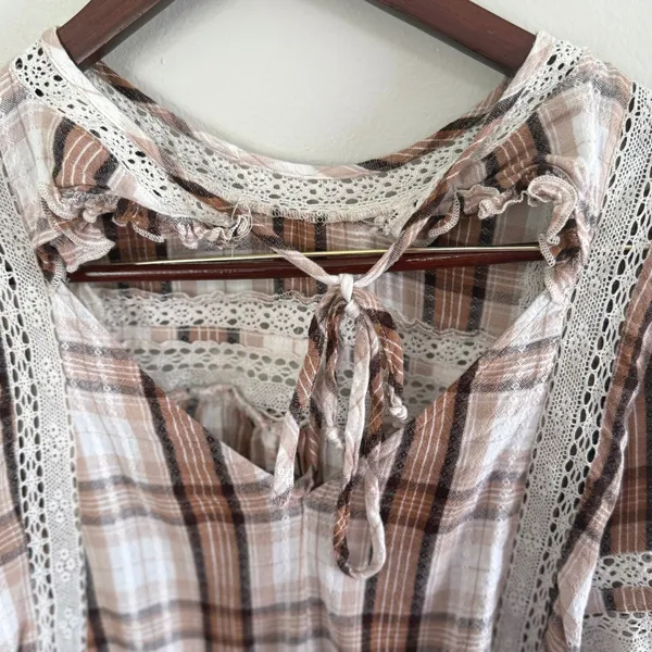 American Eagle Plaid Crochet Lace Ruffle Tie‎ Back Blouse Brown Cream Womens M - Image 8