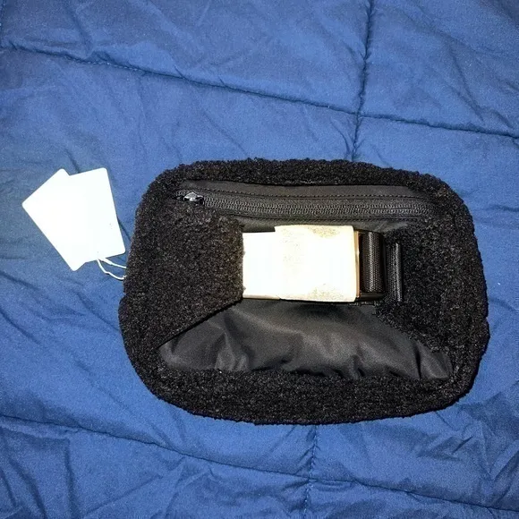 Lululemon Everywhere‎ Belt Bag Fleece Large 2L NWT ONE SIZE (Black Gold) - Image 2