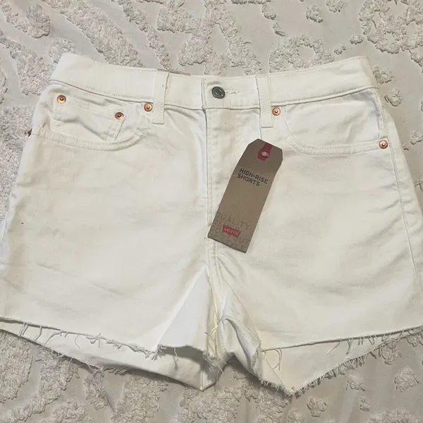 NWT Levi’s white high rise slim through hip shorts - Image 10