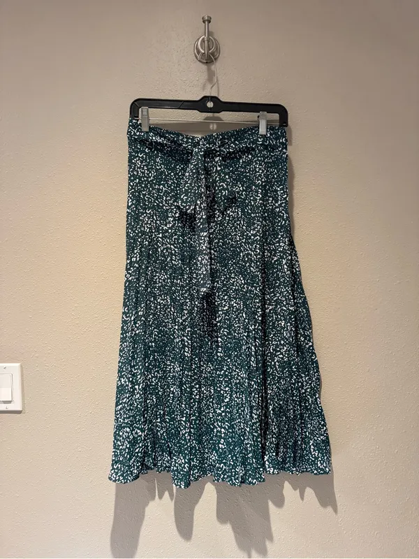 Emerald Green Printed Pleated Midi Skirt - Image 3
