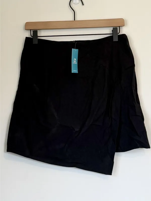 NWT Cupshe Black Asymmetrical Mini Skirt - Size: Medium - Image 2