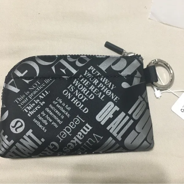 Lululemon Clippable Card Pouch Manifesto Print black / gray - Image 10