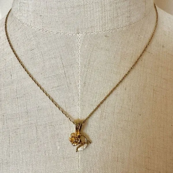 Trifari vintage gold tone flower pendant.necklace - Image 3