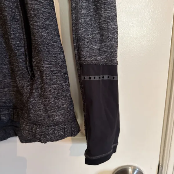 Lululemon‎ Womens Race Your Pace 1/2 Zip Size 2 Dark Gray Thumbholes - Image 3