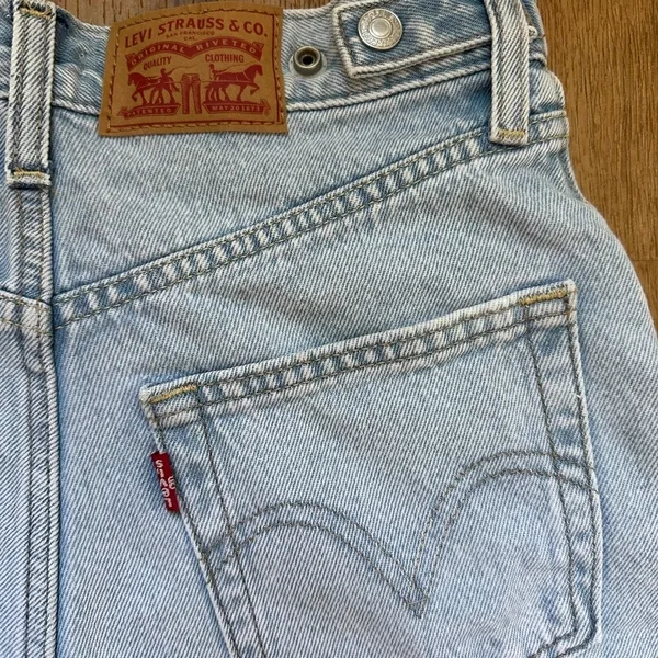 Levi's Women's Cinch Mid-Thigh Shorts Light Wash Size 26 - Image 9