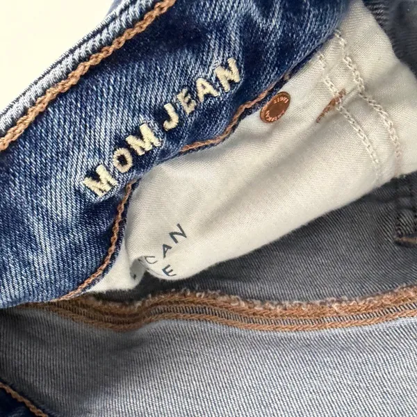 American Eagle Strigid Mom Jeans Size 12 Short Medium Wash High Waist Raw Hem - Image 10