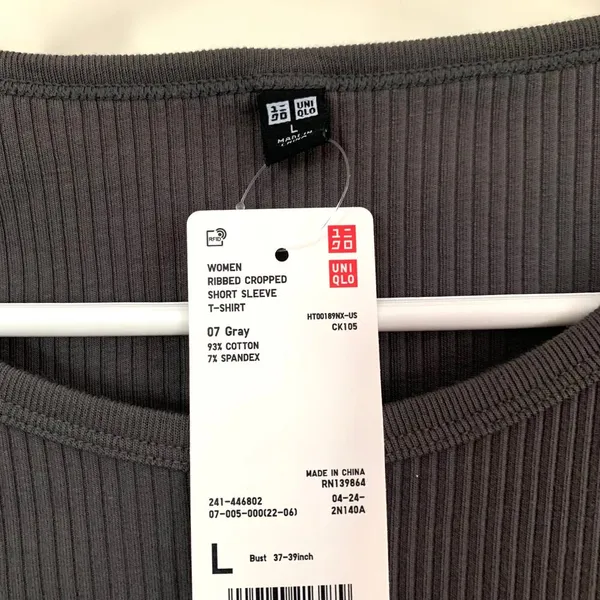 Uniqlo Ribbed Crew Neck Short Sleeve Cropped T-shirt in Gray *Discoloration* - Image 5