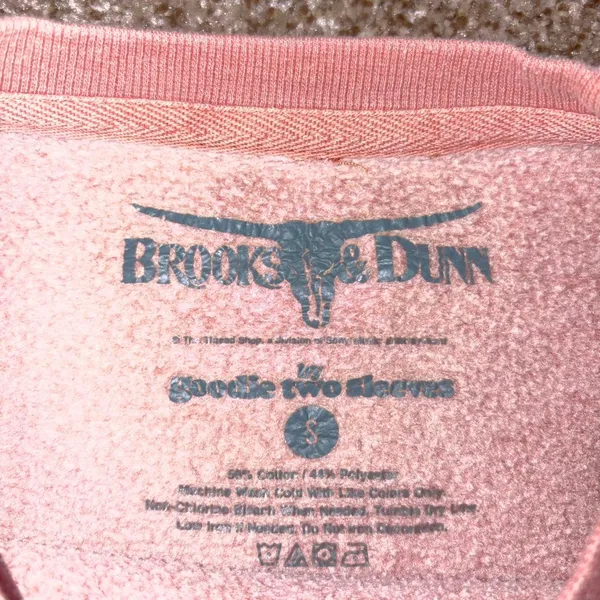Brooks & Dunn crewneck sweatshirt 'Down that Red Dirt Road'. - Image 2