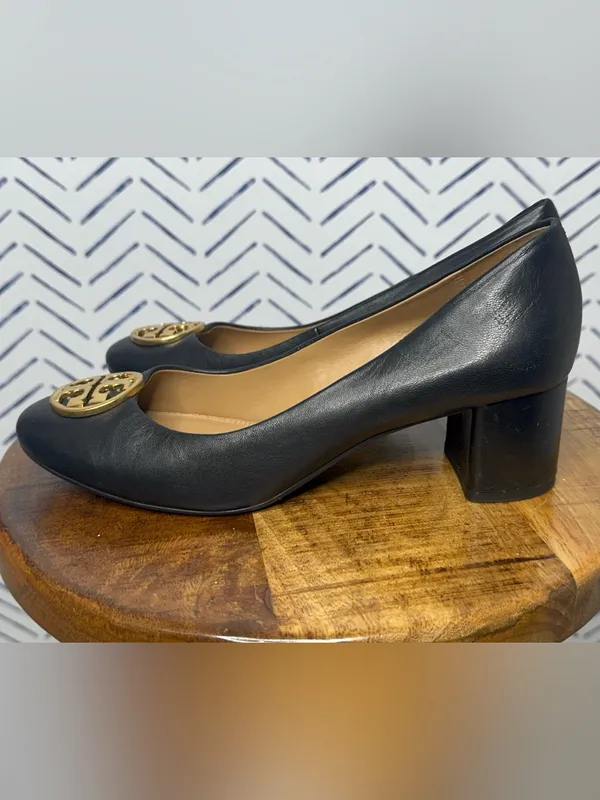 Tory Burch Black Leather Block Heel Pumps Gold Logo Medallion Excellent Size 8.5 - Image 2