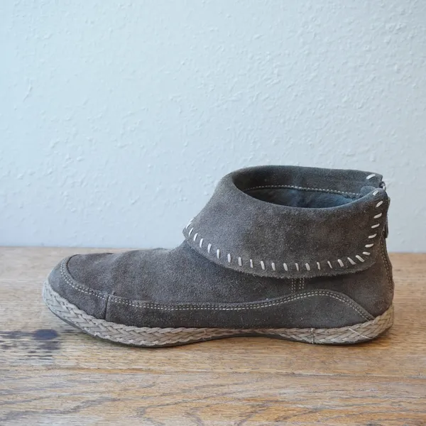 UGG Women's Size 8 Ankle Boot Gray Suede Leather Whipstitch Zip Boho Outdoors - Image 11