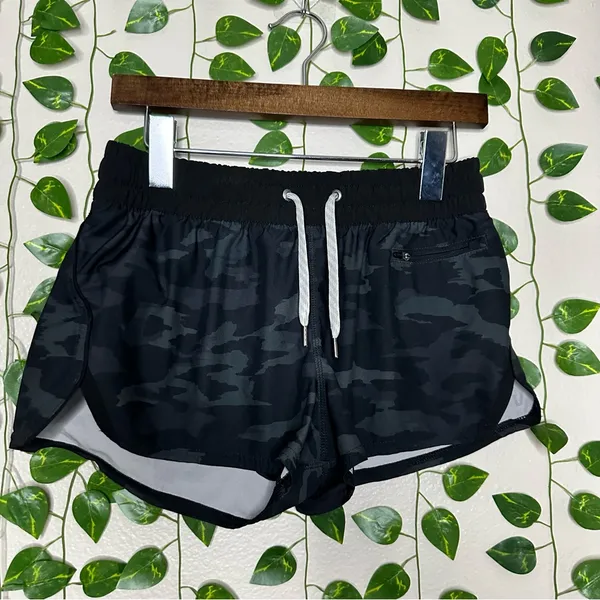 Vuori women’s small black and gray camo shorts running outdoor athletic casual - Image 2
