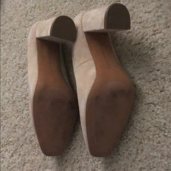 NWB nude suede chunky heel pump sz9.5 banana - Image 4
