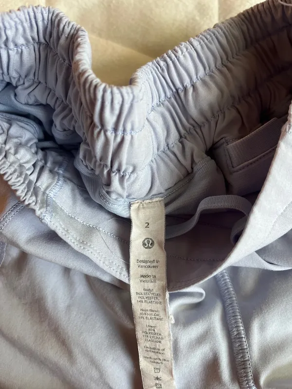 Lululemon Shorts Hotty Hot 4" - Image 3