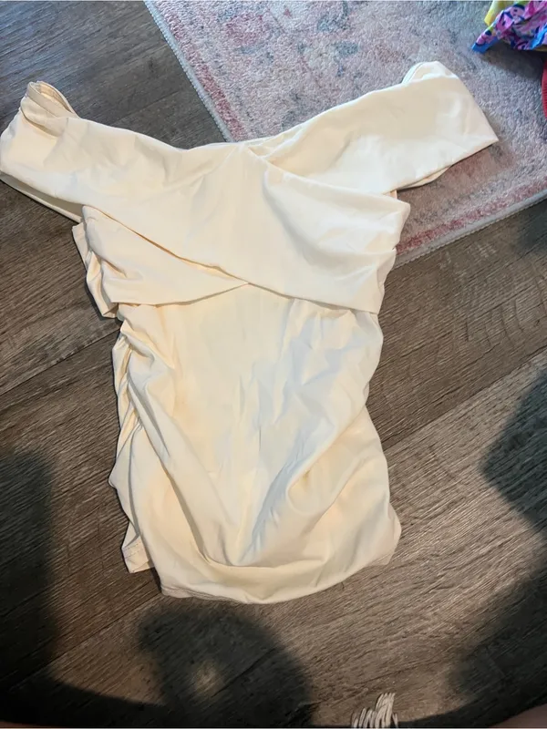 Edikted off the shoulder cream top small - Image 6