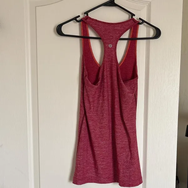 Lululemon tank in great condition! 14 inches out to pit. Soft! - Image 2