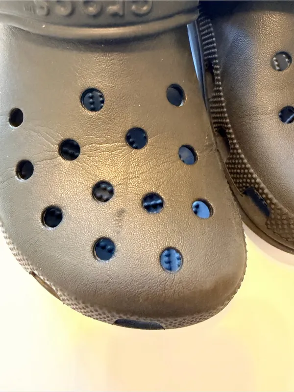 Crocs clogs perforated lightweight black, unisex, size 8 Women's/6 Men's - Image 13