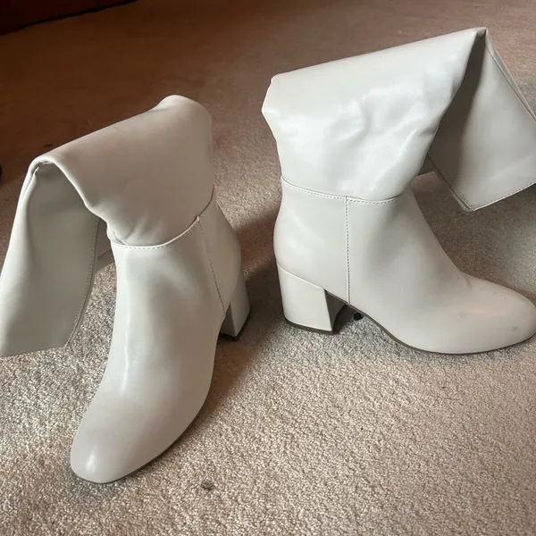 Kohl's Cream Heeled Boots White Size 8.5 - Image 2