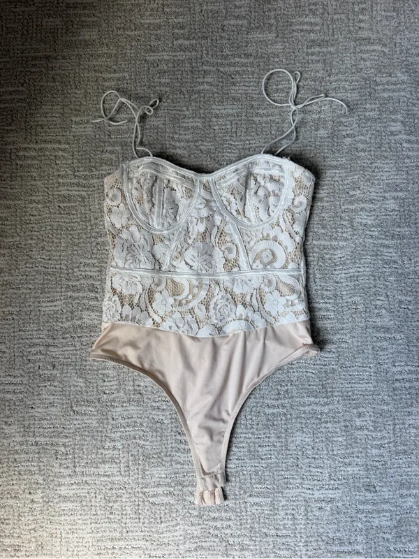 superdown Lace Sweetheart Bodysuit in White - Image 2