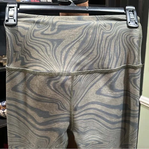 Beyond Yoga Printed Midi Leggings – Size M – Deep Olive Swirl - Image 4