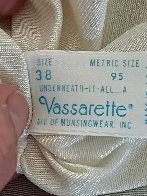 Vassarette Vintage Satin Robe - Image 8