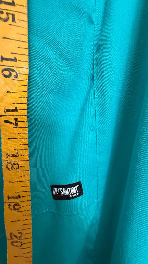 Stylish turquoise scrub ensemble from Grey's Anatomy. Features a V-neck top and matching pants. - Image 7