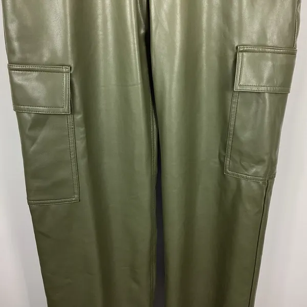 Abercrombie & Fitch The 90's Relaxed High Rise Cargo Vegan Leather Pants Size 6 - Image 4