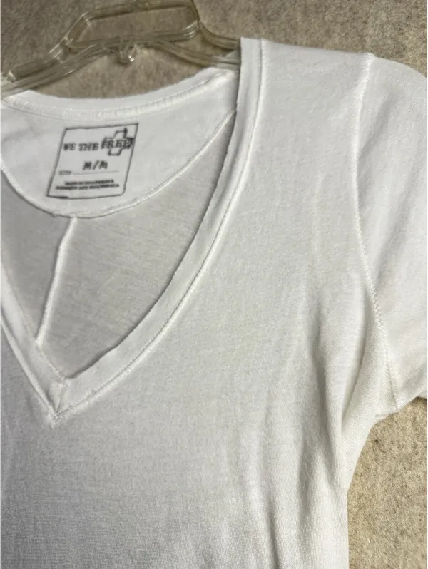 WE THE FREE White Tee V-Neck Women’s Medium Short Sleeve Lightweight - Image 3