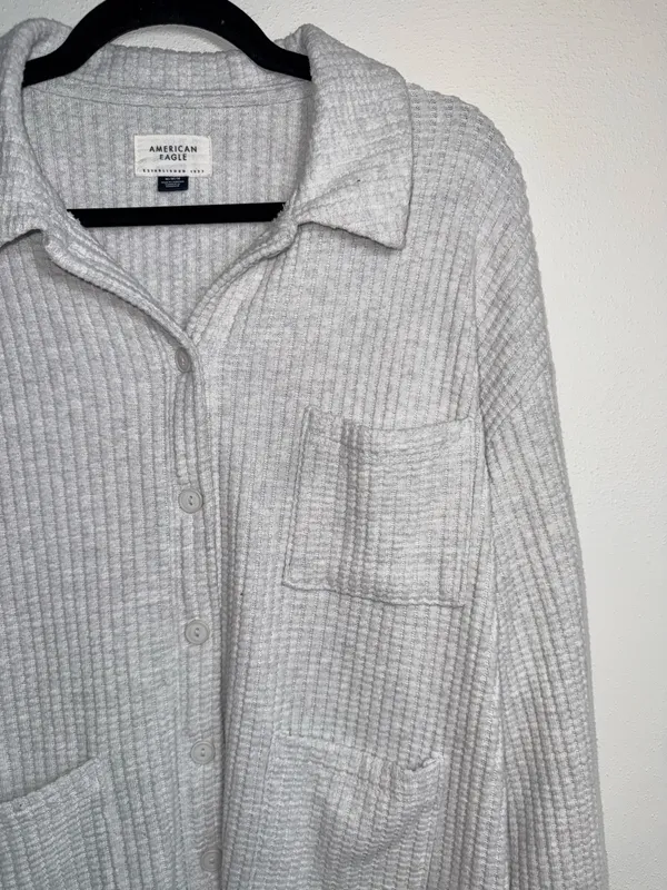 American Eagle Waffle Knit Shacket Light Gray Pocket Button Front - Image 3