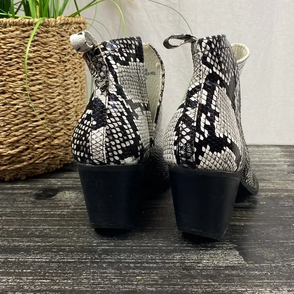 Arider Girl Ivory & Black Snakeskin Animal Print Ankle Booties Shoes 6 - Image 3