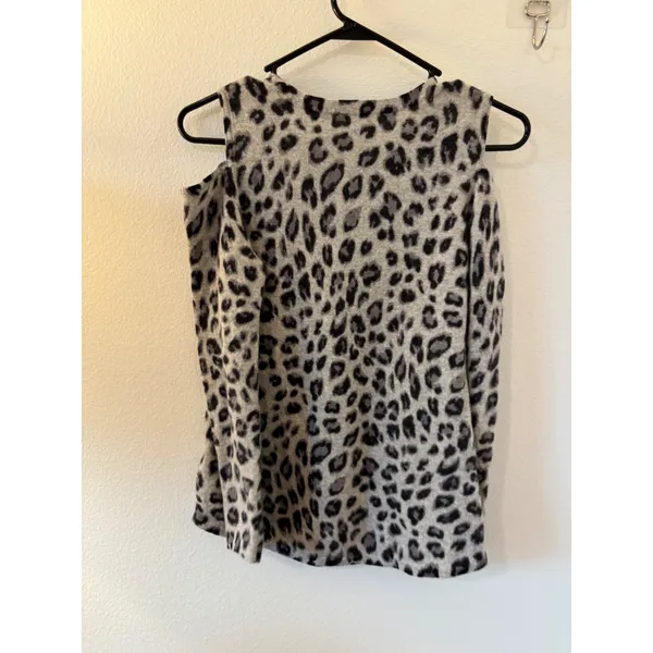 Charter‎ Club Luxury Cashmere Grey Leopard Print Cold Shoulder Sweater Medium - Image 4