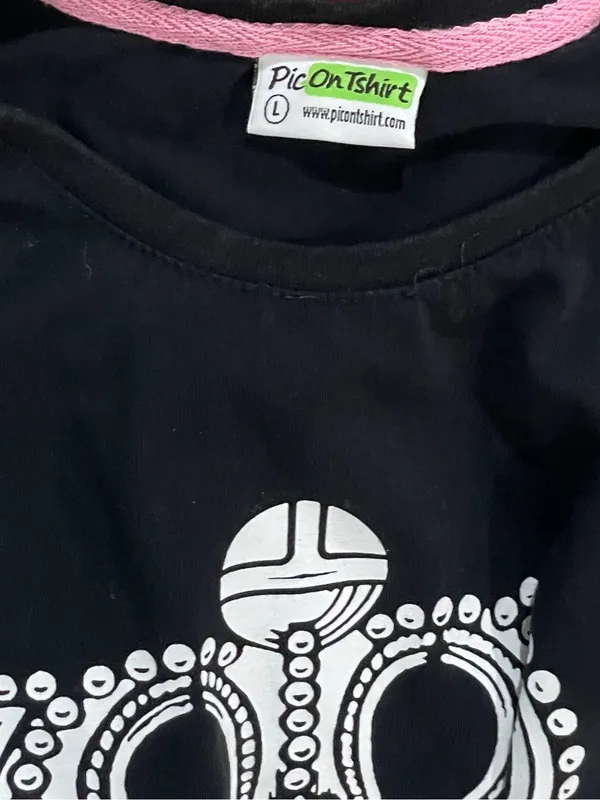 QUEEN Women’s Black Graphic Tee Size L - Image 3