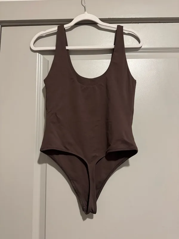 Aritzia Contour Babaton Bodysuit Square Neck - Image 4
