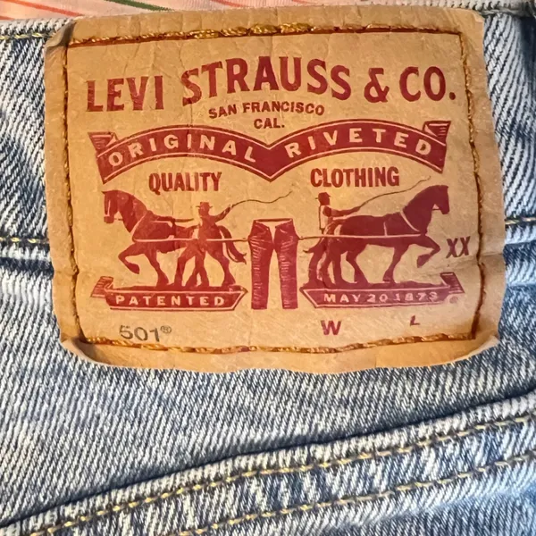 1154 | Levi's 501 High Waisted Distressed Denim Cutoff‎ Shorts Light Wash 26 - Image 3
