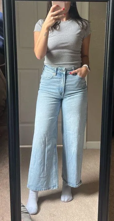 Wide-Leg Cropped Light Blue Jeans - Image 4