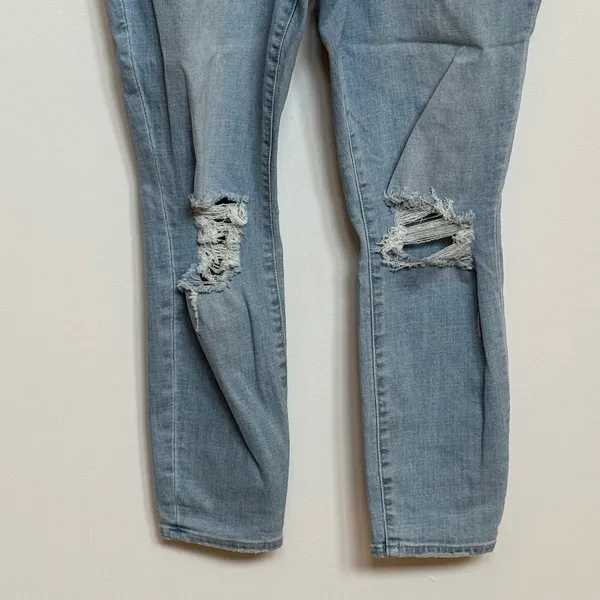 Good American Distressed Light Wash Cropped Jeans Size 12 / 31 - Image 7