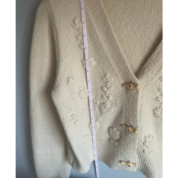 Cottagecore Cream Boucle Cardigan Floral Embroidered Toggle Cropped‎ Sweater M - Image 4
