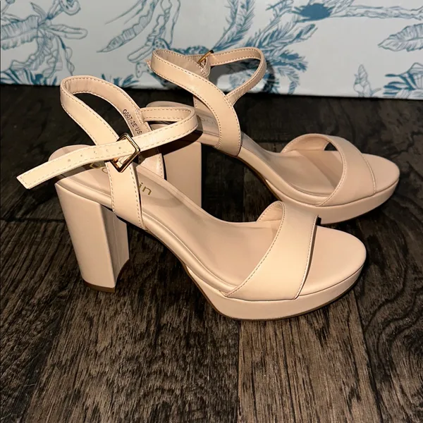 Women's Beige Sandals Size 7.5 - Image 4