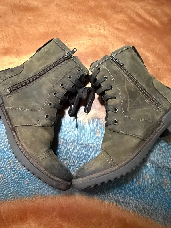 UGG Ashbury Brown Leather Zip Boots distressed size 8 shearling lined - Image 3