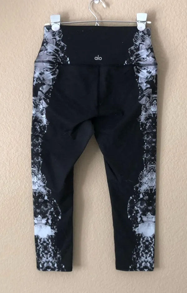 Alo Airbrush High Waist Crystal Capris - Image 4