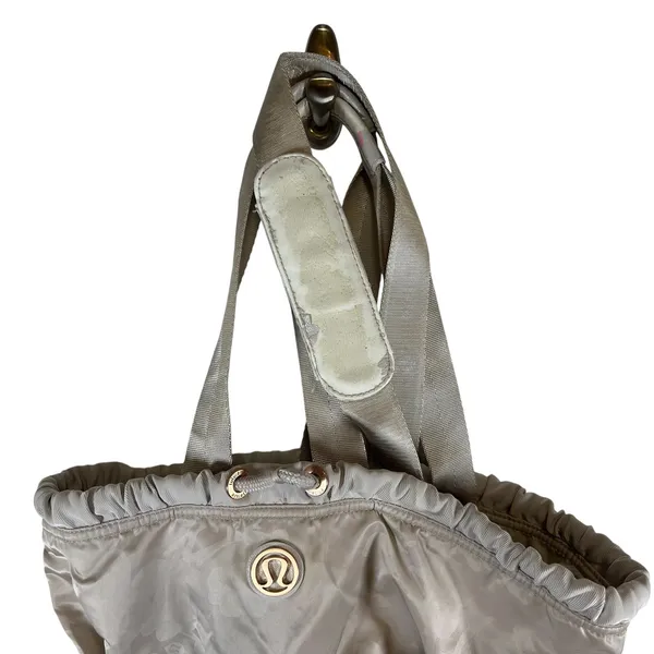 Lululemon Floral Drawstring Gym Tote Bag Taupe Champagne Rose Gold Logo *FLAWED* - Image 2