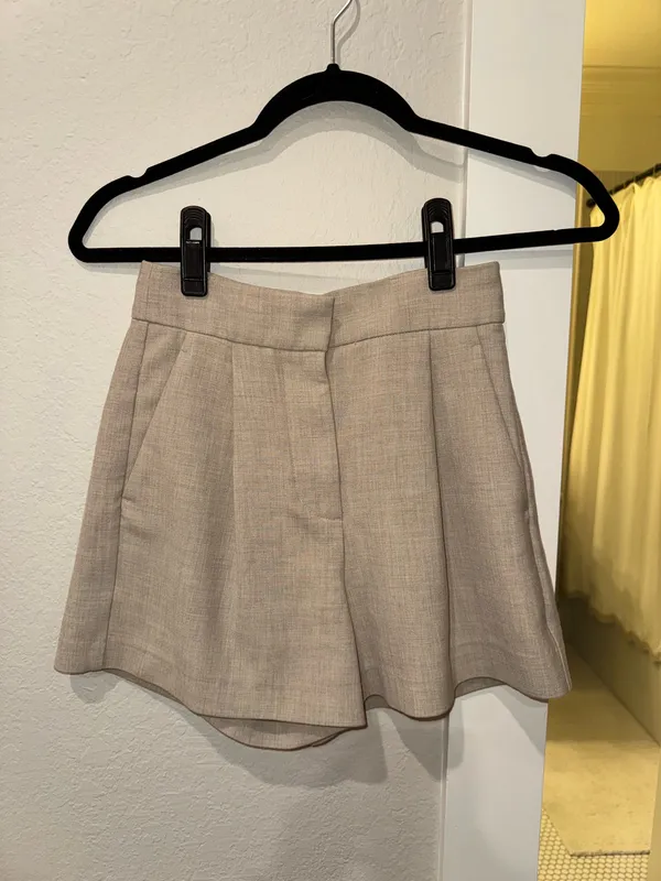 Aritzia Effortless Shorts - Image 2