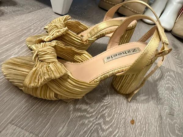 Amazon Gold Bow Heels - Image 3
