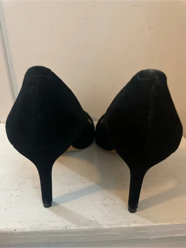 Vince Camuto Classic Black Suede Women's Pump - Elegant Mid Heel - Image 3