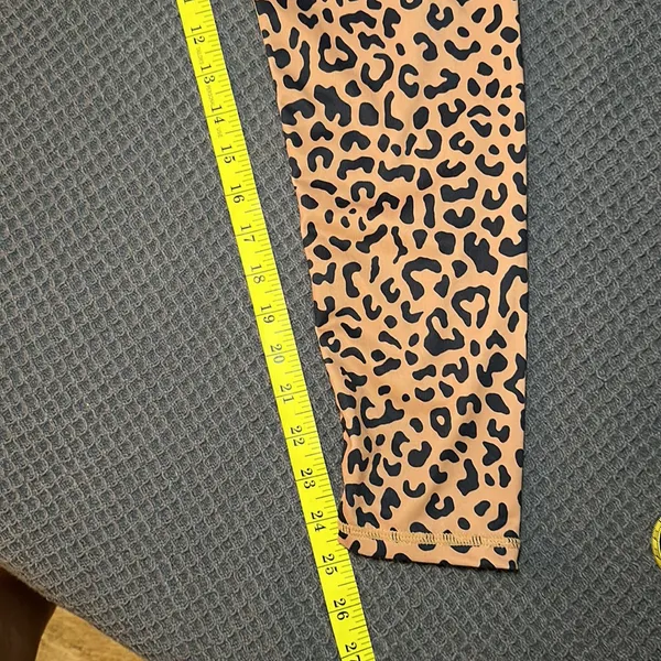 Unbranded Women’s Leopard Print Mid Rise Leggings‎ Size Medium - Image 6