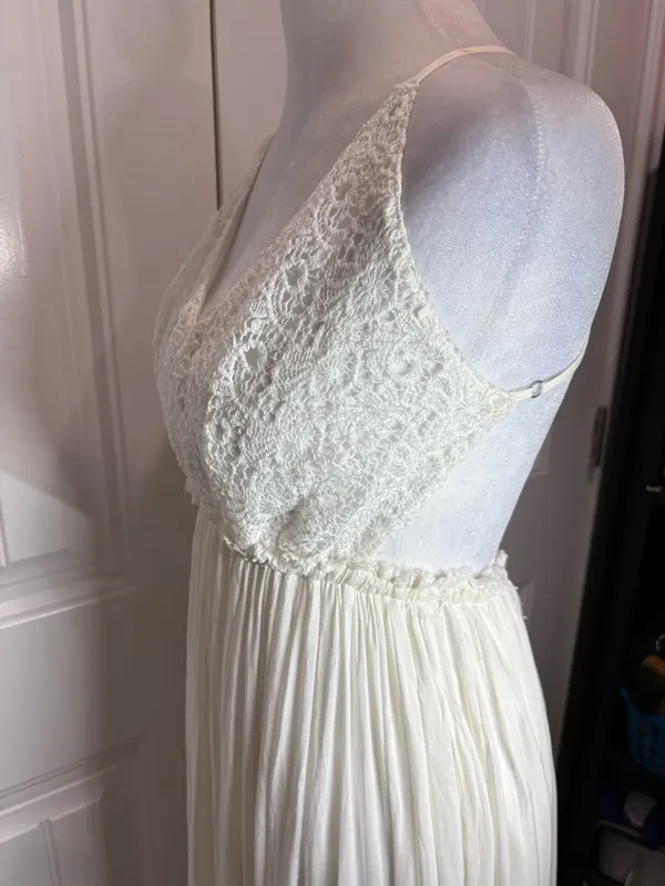 Forever 21 White Pleated Maxi Dress with Lace Trim - Image 6