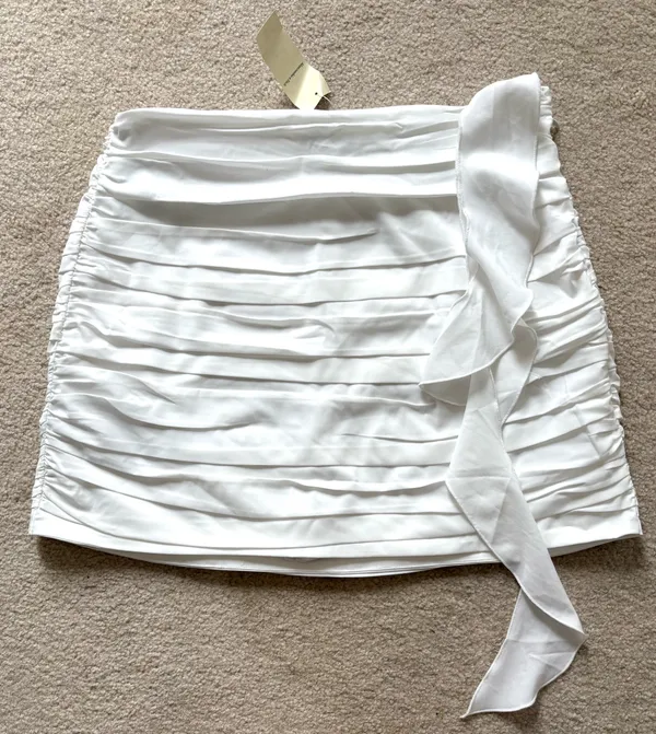Abercrombie & Fitch White Mini Skirt Ruched Ruffle Medium - Image 2