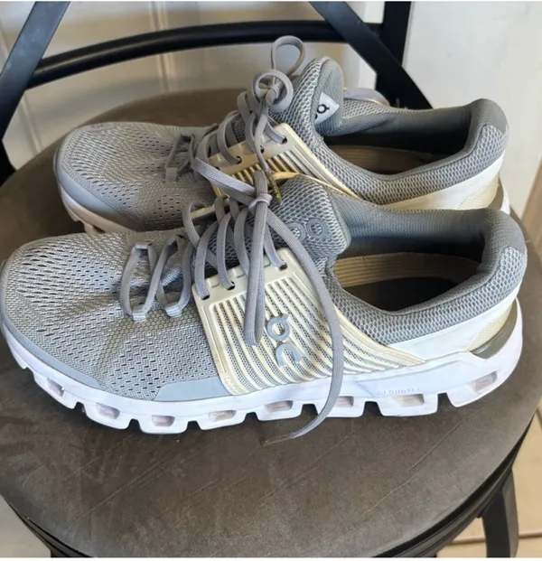 Size 8.5 On Cloud Gray/Cream Helion Cloud Tec Speedboard Running Shoes - Image 4