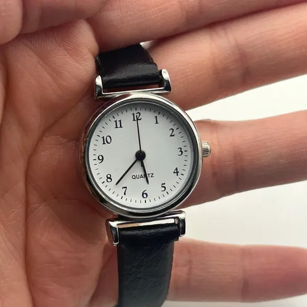 Women’s Silver Classic Quartz Watch Black Leather Working - Image 7