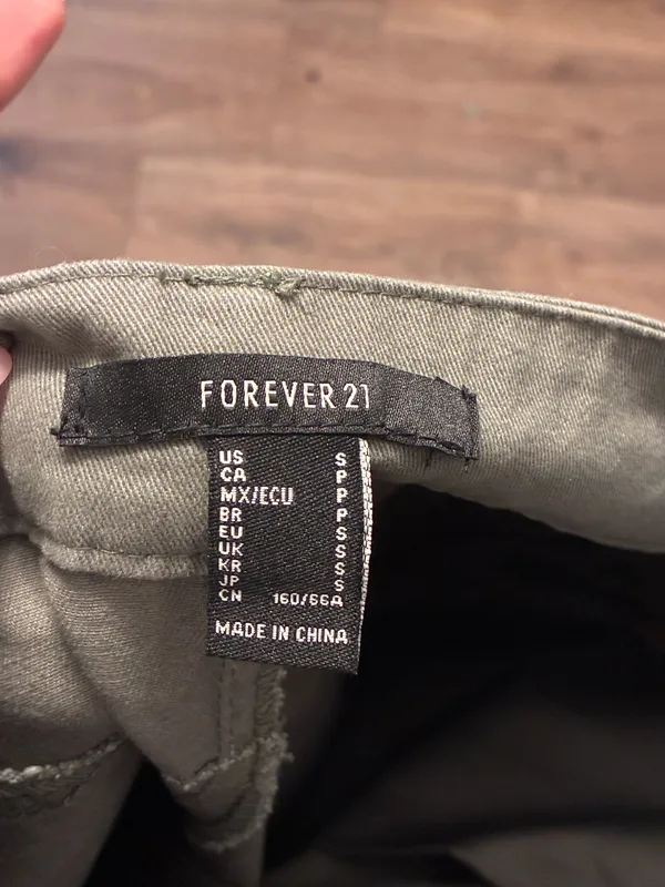 Forever 21 High-Waisted Army Green Utility Cargo Shorts - Small - Image 3