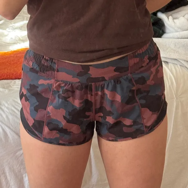 Lululemon Hotty Hot Shorts 2.5" Low-Rise - Image 3